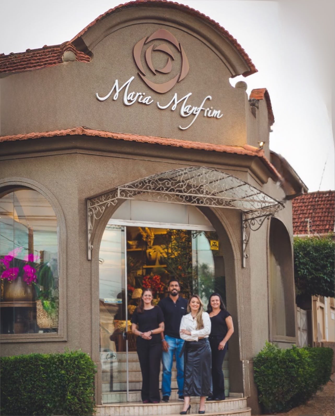 Equipe da Maria Manfrim Decoração de Interiores, em frente ao ateliê